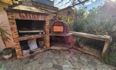 Venta de Casa 4 ambientes con Patio y Parrilla en Bernal Oeste