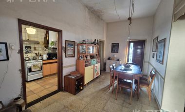 Venta de Casa 4 ambientes con Patio y Parrilla en Bernal Oeste