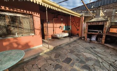 Venta de Casa 4 ambientes con Patio y Parrilla en Bernal Oeste