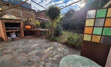 Venta de Casa 4 ambientes con Patio y Parrilla en Bernal Oeste