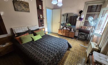 Venta de Casa 4 ambientes con Patio y Parrilla en Bernal Oeste