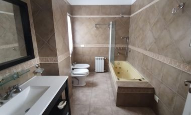 Casa en alquiler  con muebles en barrio  San Isidro Labrador, Villanueva, Tigre- lote a la laguna