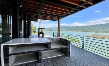 Residencia a estrenar con vista y acceso directo al lago en Valle de Bravo