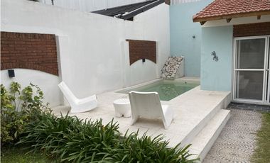 EN VENTA HERMOSA CASA DE 3 DORMITORIOS CON COCHERA, PISCINA Y QUINCHO