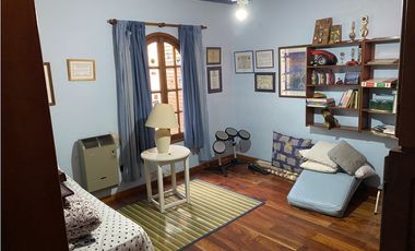 EN VENTA HERMOSA CASA DE 3 DORMITORIOS CON COCHERA, PISCINA Y QUINCHO