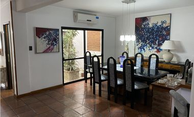 EN VENTA HERMOSA CASA DE 3 DORMITORIOS CON COCHERA, PISCINA Y QUINCHO