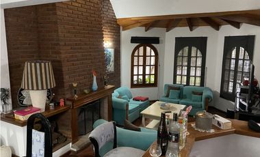 EN VENTA HERMOSA CASA DE 3 DORMITORIOS CON COCHERA, PISCINA Y QUINCHO