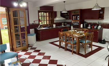 EN VENTA HERMOSA CASA DE 3 DORMITORIOS CON COCHERA, PISCINA Y QUINCHO