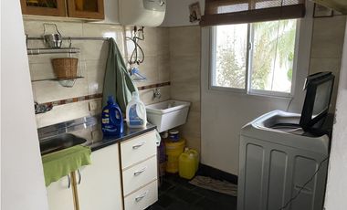 EN VENTA HERMOSA CASA DE 3 DORMITORIOS CON COCHERA, PISCINA Y QUINCHO