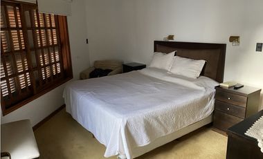 EN VENTA HERMOSA CASA DE 3 DORMITORIOS CON COCHERA, PISCINA Y QUINCHO