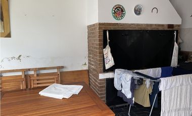 EN VENTA HERMOSA CASA DE 3 DORMITORIOS CON COCHERA, PISCINA Y QUINCHO