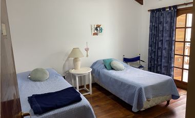 EN VENTA HERMOSA CASA DE 3 DORMITORIOS CON COCHERA, PISCINA Y QUINCHO