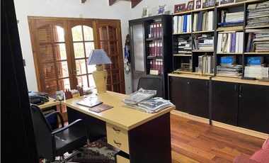 EN VENTA HERMOSA CASA DE 3 DORMITORIOS CON COCHERA, PISCINA Y QUINCHO