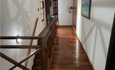 EN VENTA HERMOSA CASA DE 3 DORMITORIOS CON COCHERA, PISCINA Y QUINCHO