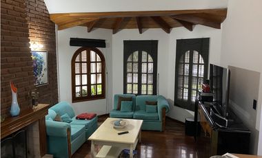 EN VENTA HERMOSA CASA DE 3 DORMITORIOS CON COCHERA, PISCINA Y QUINCHO