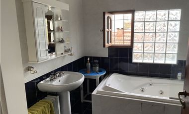 EN VENTA HERMOSA CASA DE 3 DORMITORIOS CON COCHERA, PISCINA Y QUINCHO