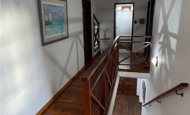 EN VENTA HERMOSA CASA DE 3 DORMITORIOS CON COCHERA, PISCINA Y QUINCHO