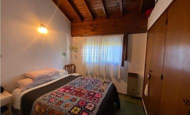 EXCELENTE CASA DE 4 AMBIENTES CON COCHERA Y QUINCHO
