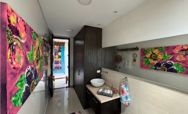 Ubicada en un exclusivo condominio en la zona de Cerritos
