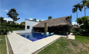 Ubicada en un exclusivo condominio en la zona de Cerritos