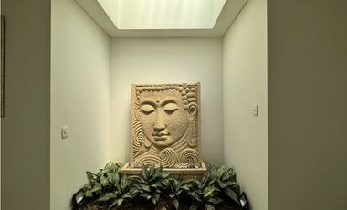 Ubicada en un exclusivo condominio en la zona de Cerritos