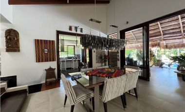 Ubicada en un exclusivo condominio en la zona de Cerritos