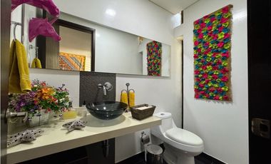 Ubicada en un exclusivo condominio en la zona de Cerritos