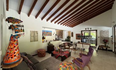 Ubicada en un exclusivo condominio en la zona de Cerritos