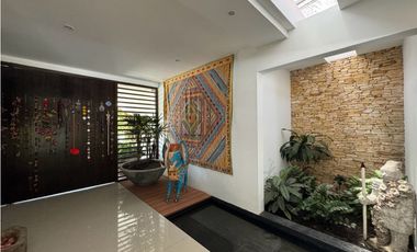 Ubicada en un exclusivo condominio en la zona de Cerritos