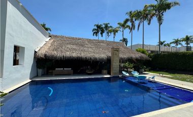 Ubicada en un exclusivo condominio en la zona de Cerritos