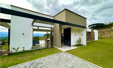 Hermosa casa con una vista espectacular hacia el valle de Risaralda.