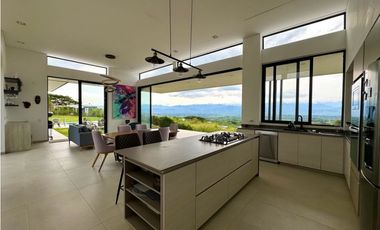Hermosa casa con una vista espectacular hacia el valle de Risaralda.