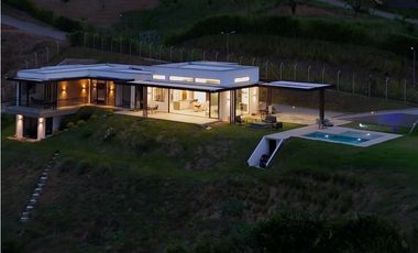 Hermosa casa con una vista espectacular hacia el valle de Risaralda.