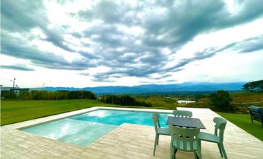 Hermosa casa con una vista espectacular hacia el valle de Risaralda.