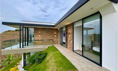 Hermosa casa con una vista espectacular hacia el valle de Risaralda.
