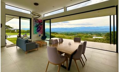 Hermosa casa con una vista espectacular hacia el valle de Risaralda.