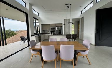 Hermosa casa con una vista espectacular hacia el valle de Risaralda.