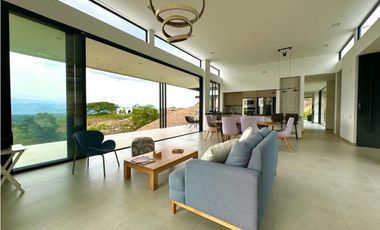 Hermosa casa con una vista espectacular hacia el valle de Risaralda.