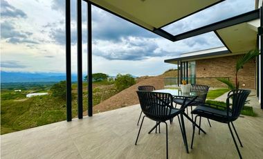 Hermosa casa con una vista espectacular hacia el valle de Risaralda.