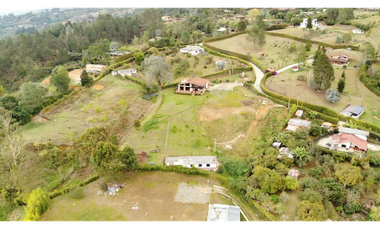 Finca con hermosa vista a tan solo unos minutos del centro del municipio cadi urbana.