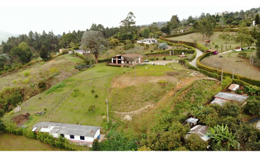 Finca con hermosa vista a tan solo unos minutos del centro del municipio cadi urbana.