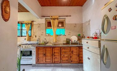 VENTA CASA 3 AMBIENTES JARDIN COCHERA