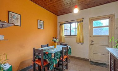 VENTA CASA 3 AMBIENTES JARDIN COCHERA