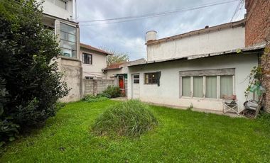 VENTA CASA 3 AMBIENTES JARDIN COCHERA