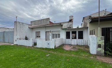 VENTA CASA 3 AMBIENTES JARDIN COCHERA
