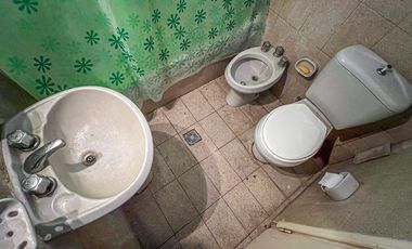 VENTA CASA 3 AMBIENTES JARDIN COCHERA