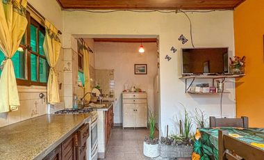 VENTA CASA 3 AMBIENTES JARDIN COCHERA