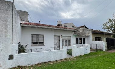 VENTA CASA 3 AMBIENTES JARDIN COCHERA