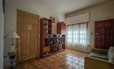 VENTA CASA 3 AMBIENTES JARDIN COCHERA