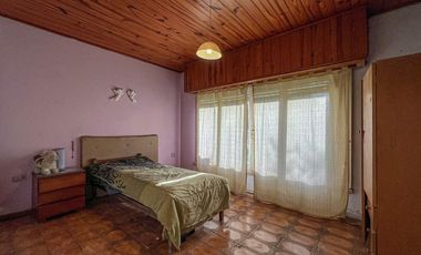 VENTA CASA 3 AMBIENTES JARDIN COCHERA